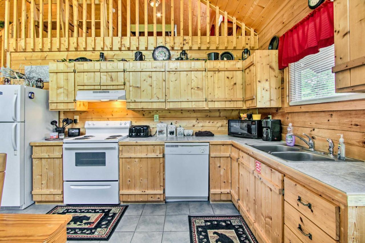 Cabin With Hot Tub And Deck About 12 Mi To Pigeon Forge! セバービル エクステリア 写真