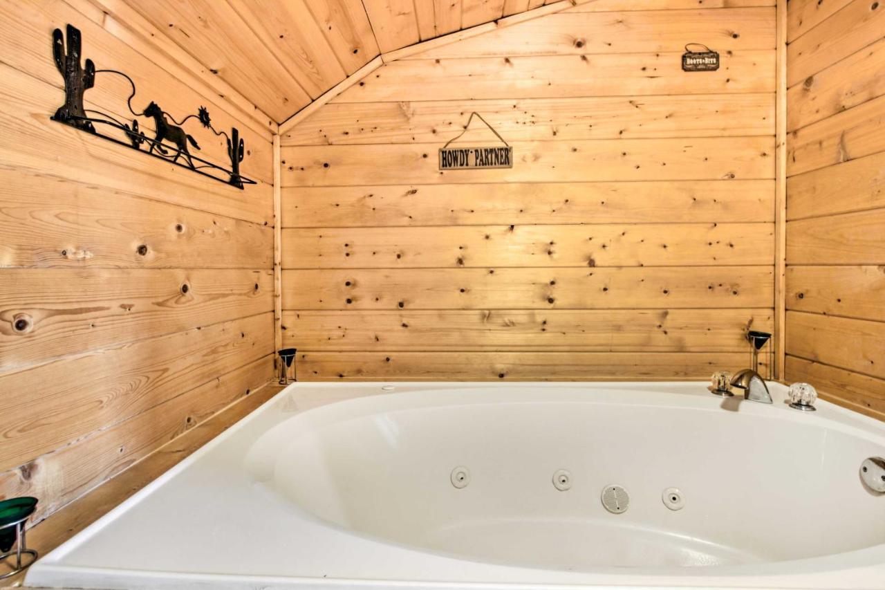 Cabin With Hot Tub And Deck About 12 Mi To Pigeon Forge! セバービル エクステリア 写真