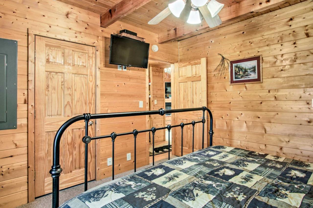 Cabin With Hot Tub And Deck About 12 Mi To Pigeon Forge! セバービル エクステリア 写真